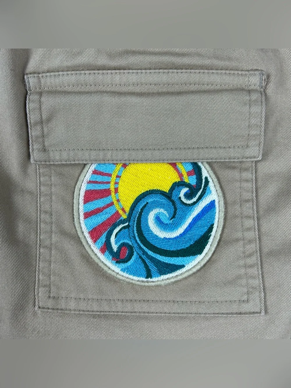 Red Valentino Garavani Embroidered Patch Khaki Shorts Size US 4 Preppy Resort - Picture 9 of 14